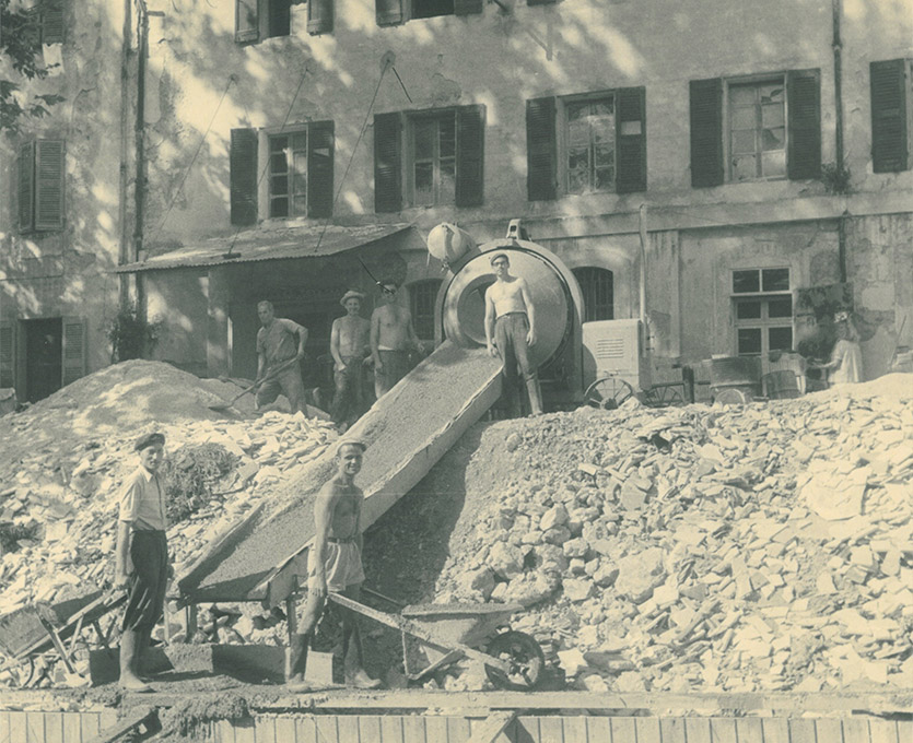 Photo d'il y a 70 ans - reconstruction d'un bâtiment