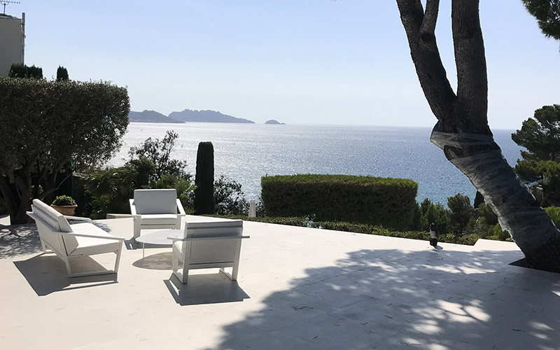 Terrasse en pierre naturelle avec vue sur la mer