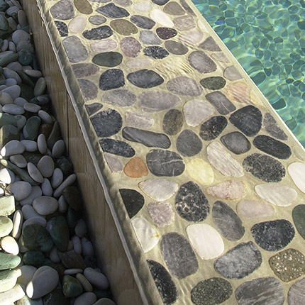 Bordure de piscine ornée de pierres